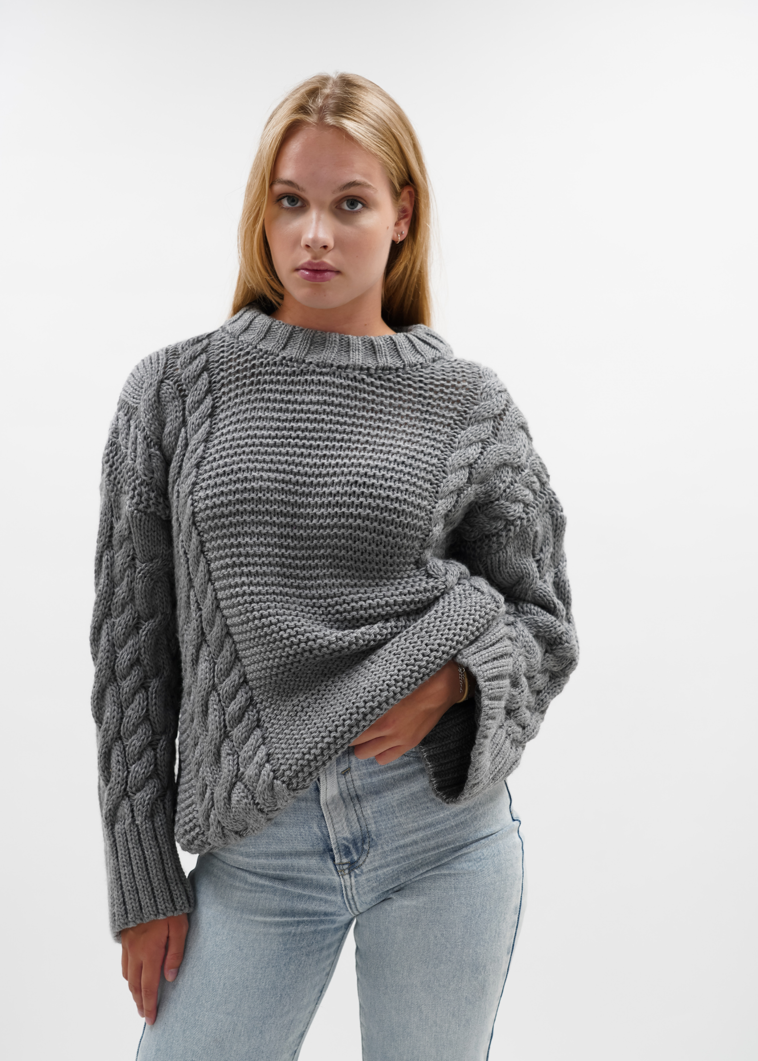 Câble tricote gris foncé