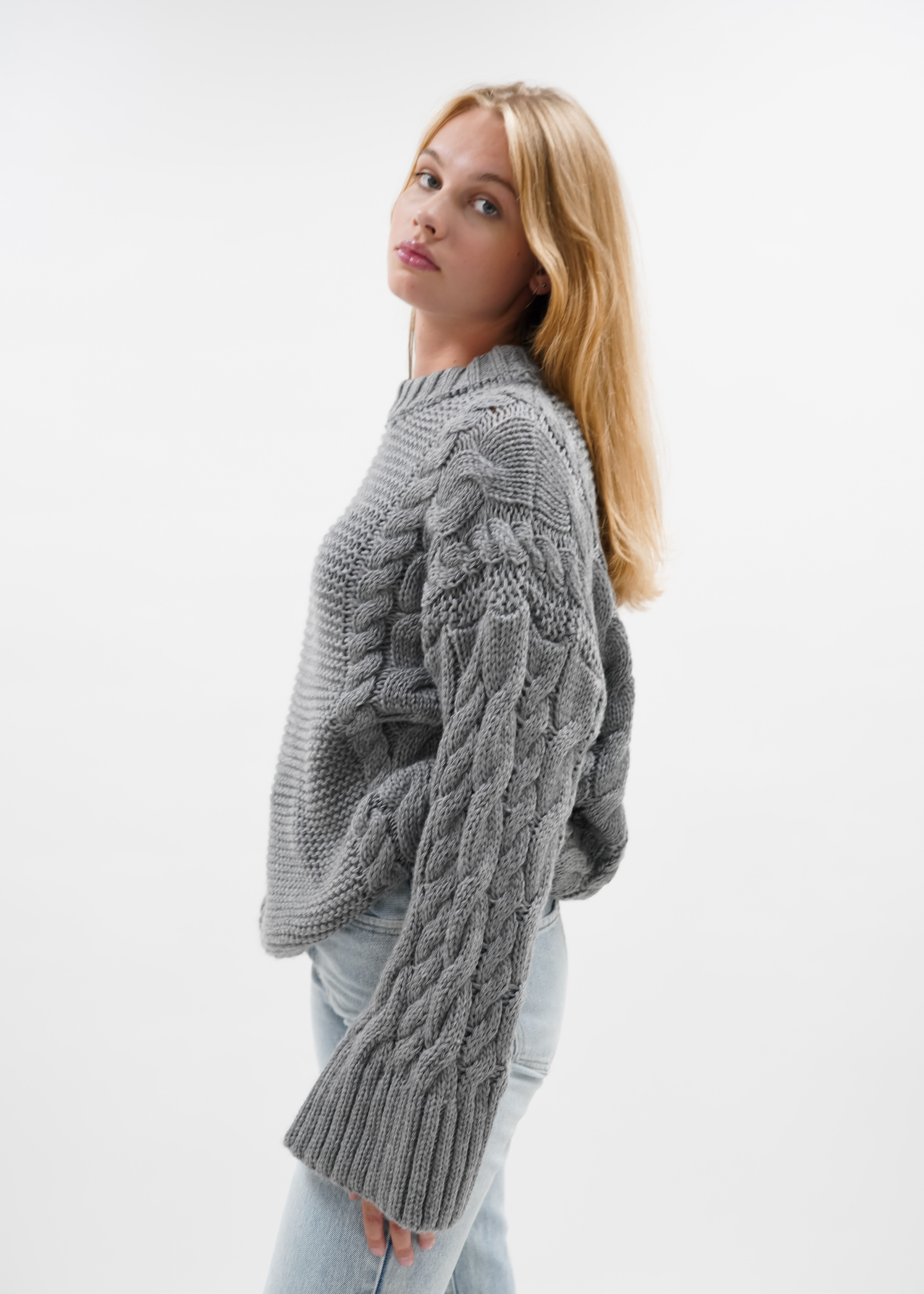 Câble tricote gris foncé