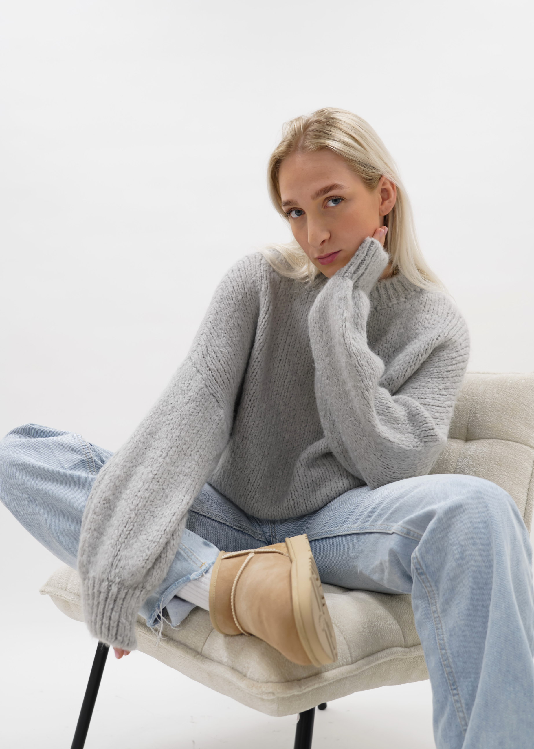 Knitted sweater light grey