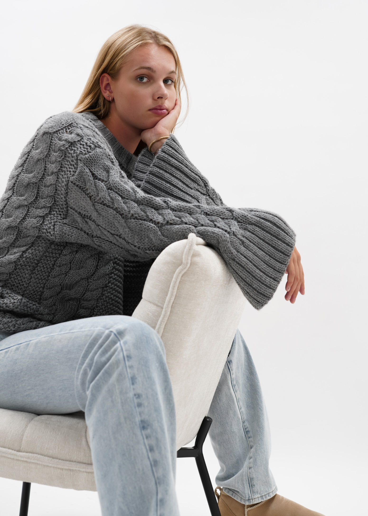 Câble tricote gris foncé