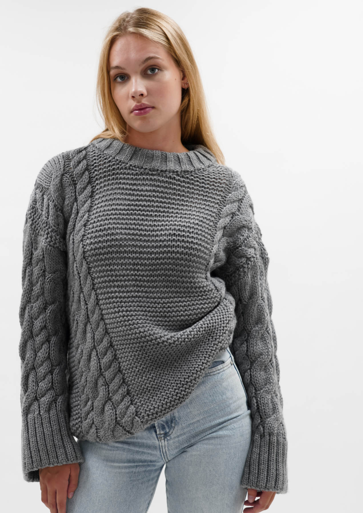 Câble tricote gris foncé