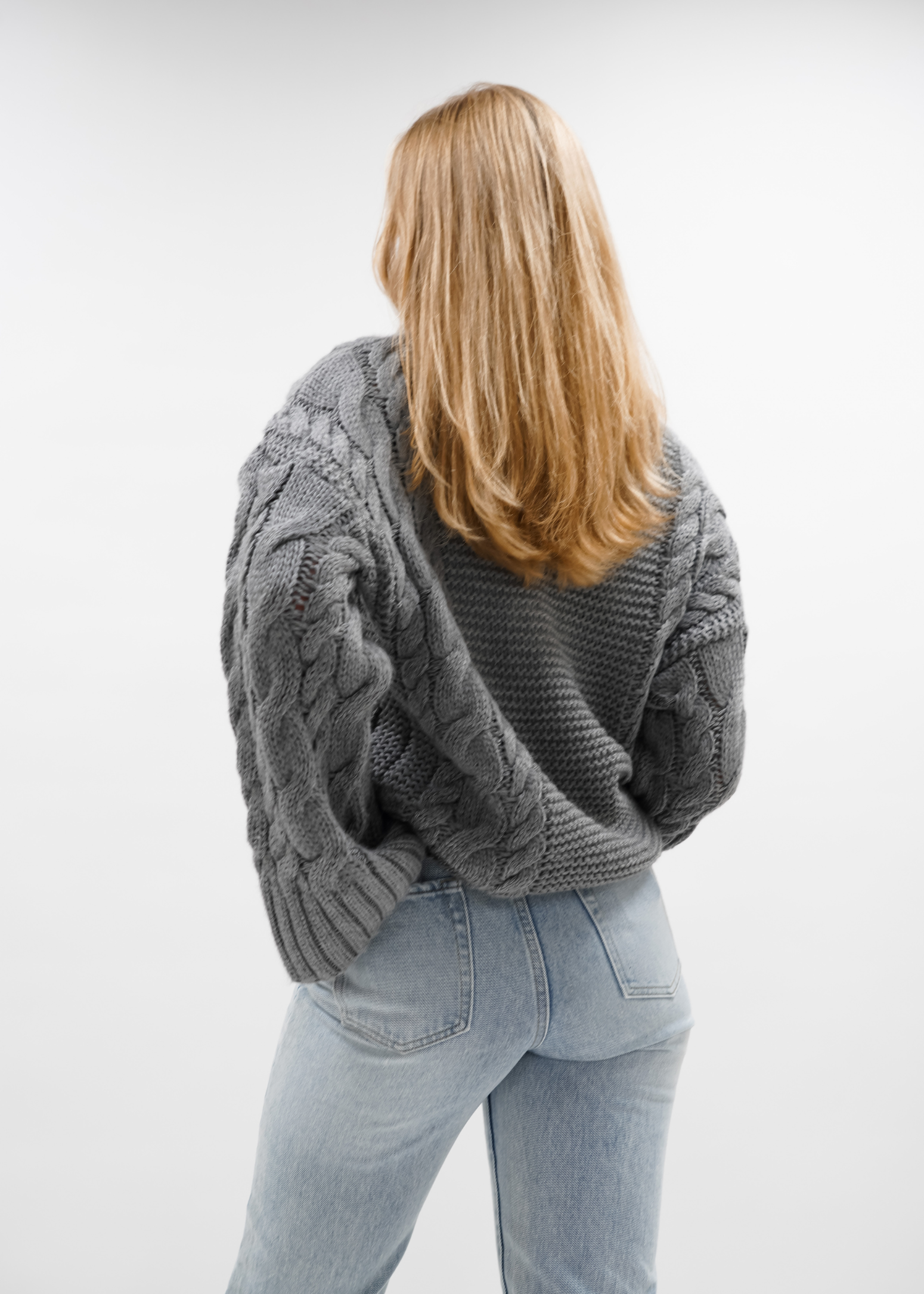 Câble tricote gris foncé