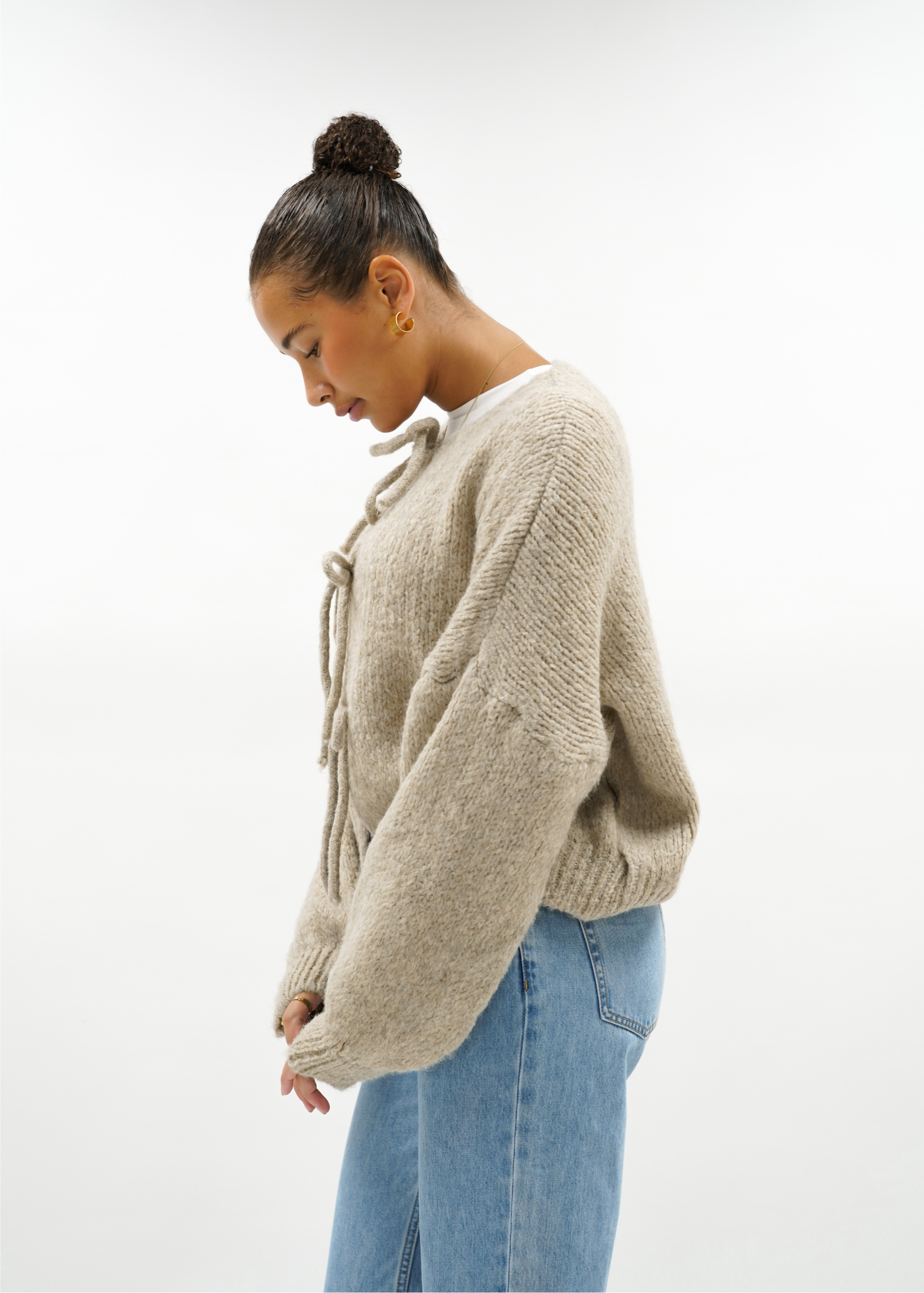 Knitted bow sweater beige