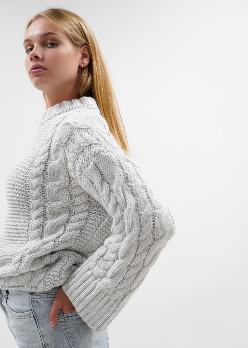 Tricot de câble gris clair
