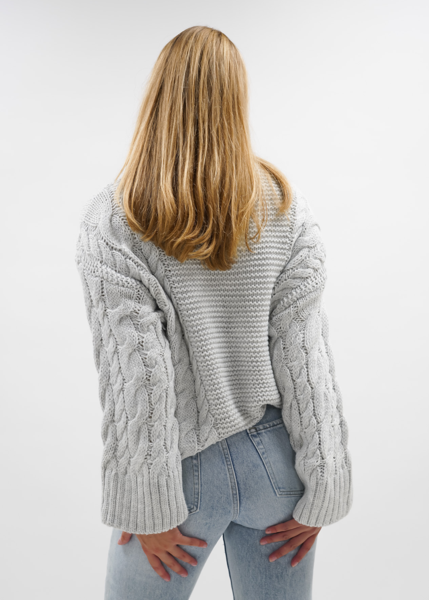Cable knit light gray