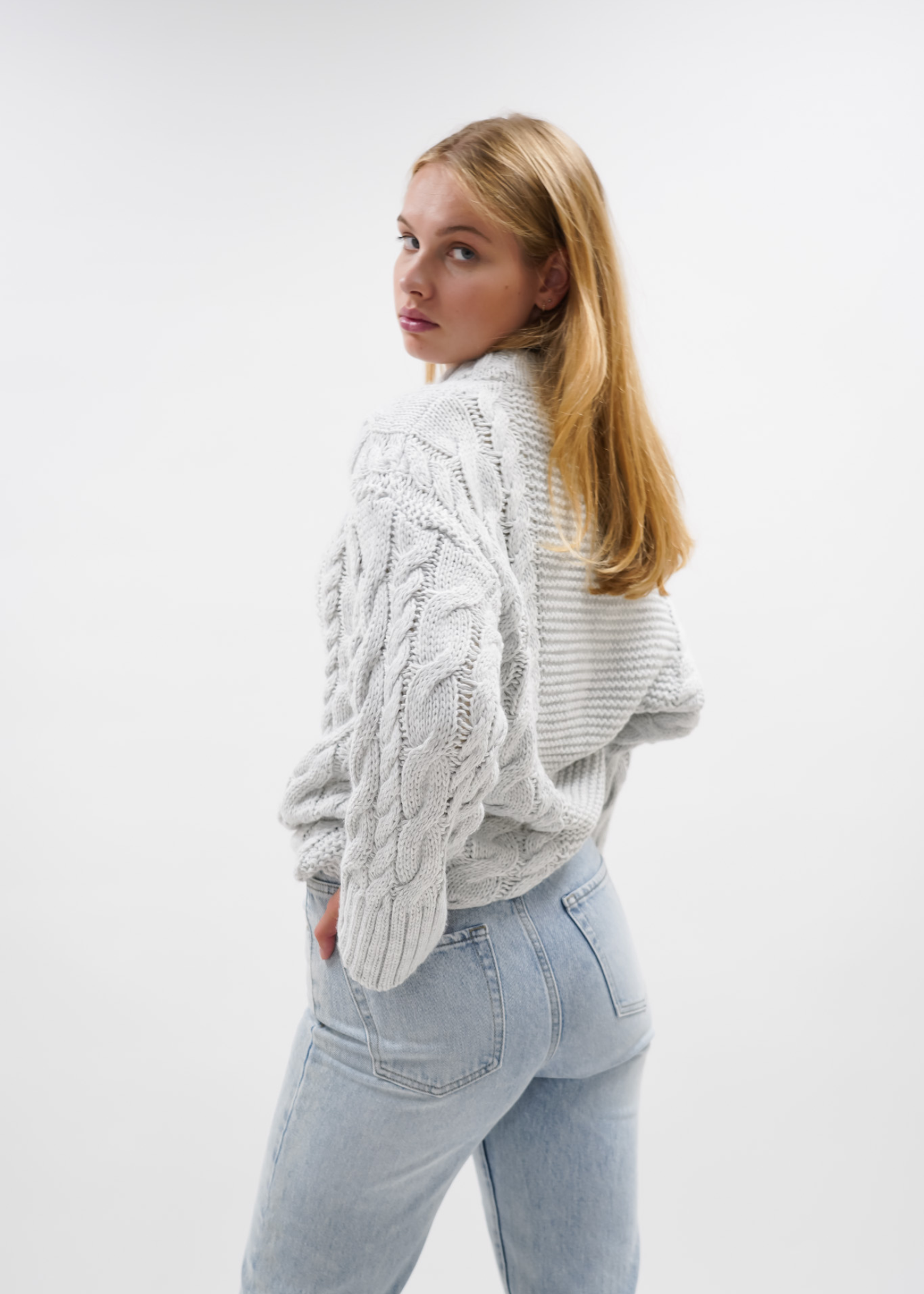 Cable knit light grey
