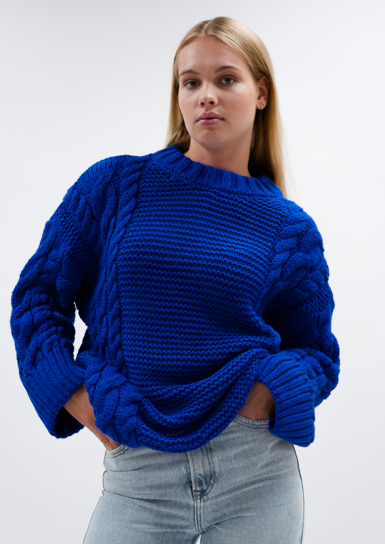 Le câble tricote bleu électrique