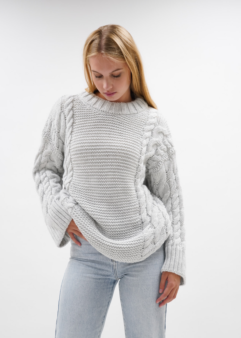 Tricot de câble gris clair