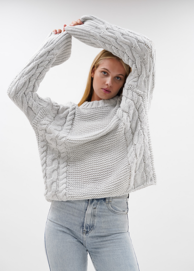 Tricot de câble gris clair