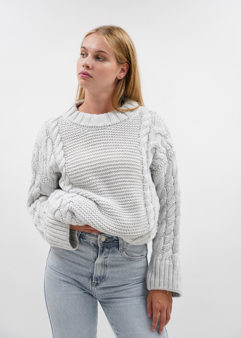 Tricot de câble gris clair