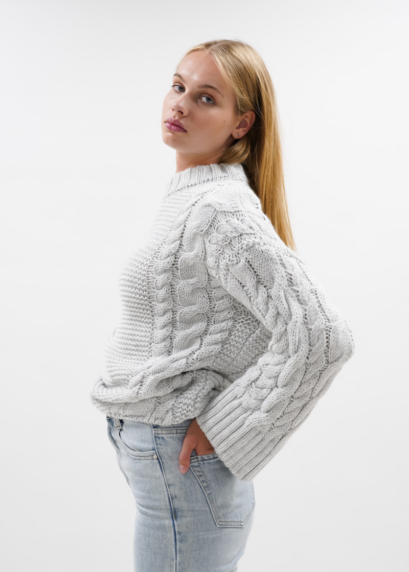 Tricot de câble gris clair