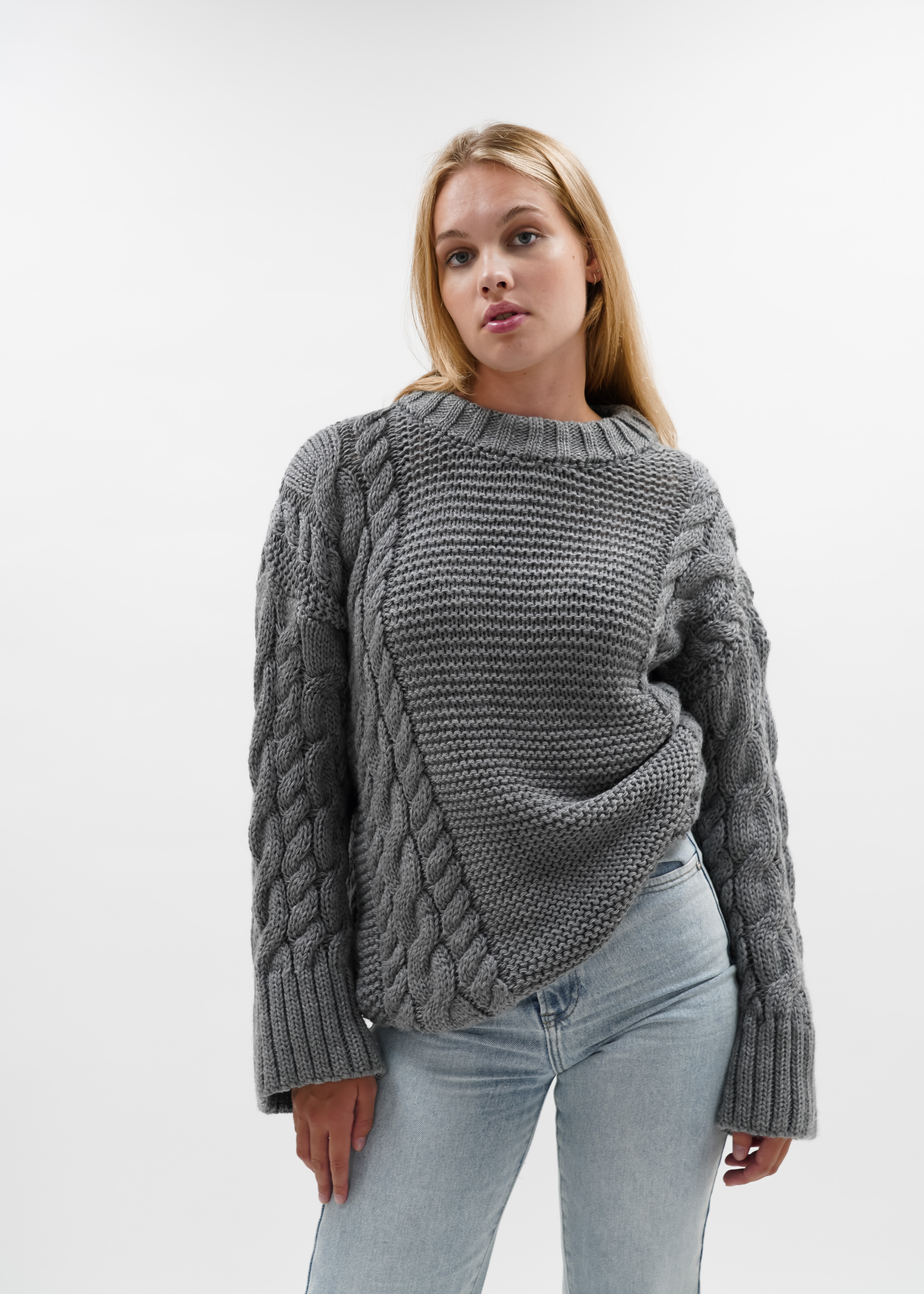 Câble tricote gris foncé