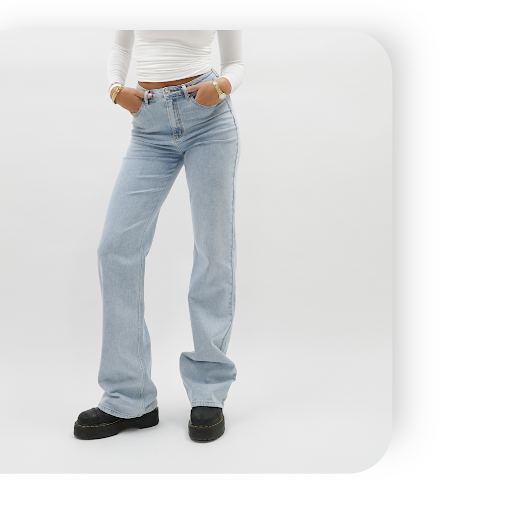 Een model poseert met wide leg pants