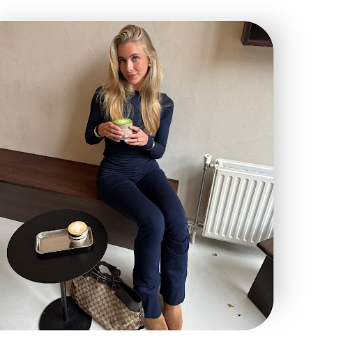 Eine tall Frau trägt ein Outfit mit flared pants
