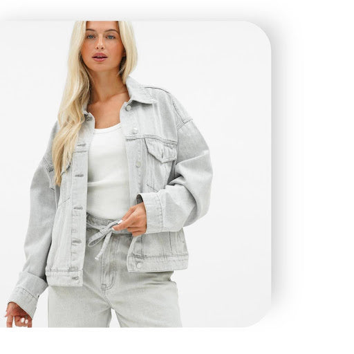 Model poseert met een oversized denim jacket