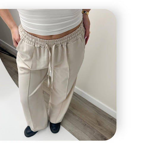 bovenaanzicht van flowy pants die door een vrouw worden gedragen