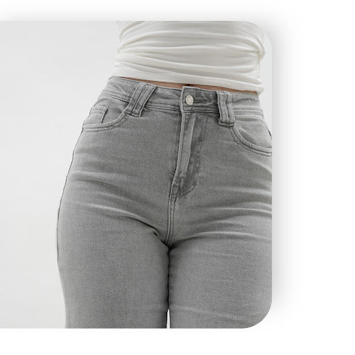 Vrouw poseert met grijze tall straight leg jeans