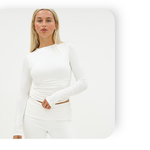 Vrouw draagt een witte long sleeve top