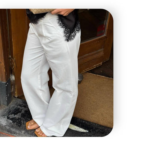vrouw poseert met witte casual linnen pants